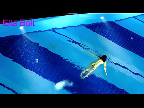 ❤️ Não consigo parar de observar, jovem loira apanhada nadando nua na piscina do resort ELLA BOLT ❤️ Porno real vídeo em nós ☑