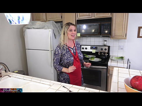 ❤️ A madrasta o ordenha na cozinha antes de sua data ❤️ Porno real vídeo em nós ☑