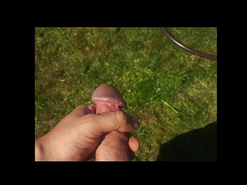 ❤️ A boazona se fode e se ejacula com um esguicho em um jardim de verão ❤️ Porno real vídeo em nós ☑
