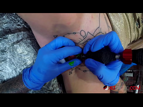 ❤️ Extremamente tatuada, a brasa Sully Savage fez uma tatuagem em seu clítoris ❤️ Porno real vídeo em nós ☑
