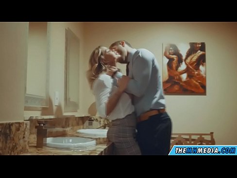 ❤️ Quando uma loira peituda o seduz em um banheiro público ❤️ Porno real vídeo em nós ☑